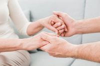 Senioren halten Hände, individuelle Pflege